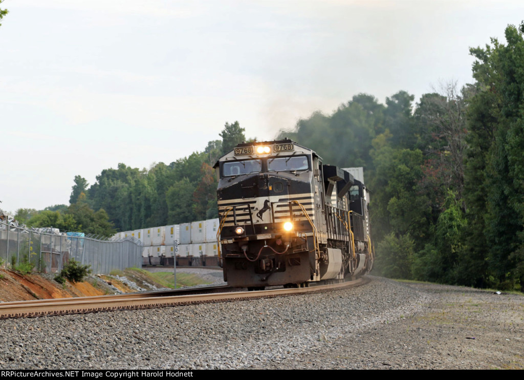 NS 9768 leads train 28N past the 290 milepost